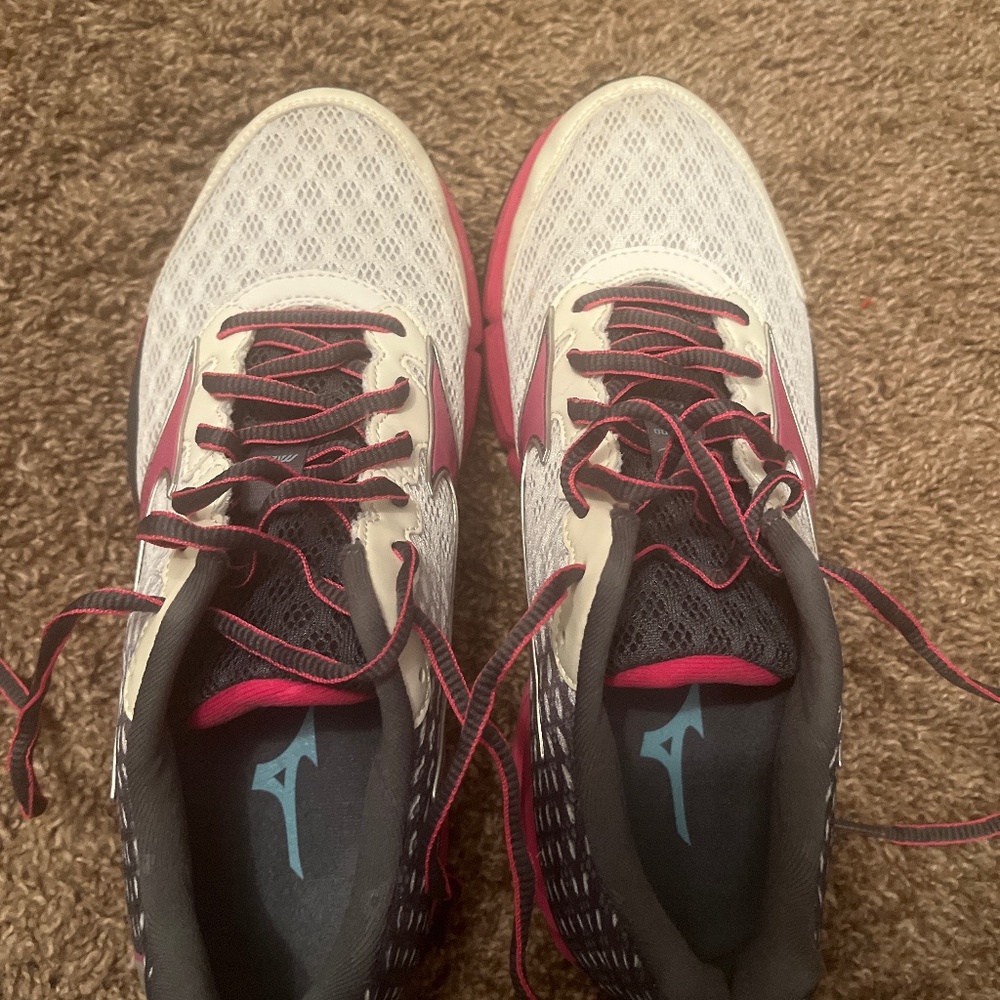 Tennis shoes